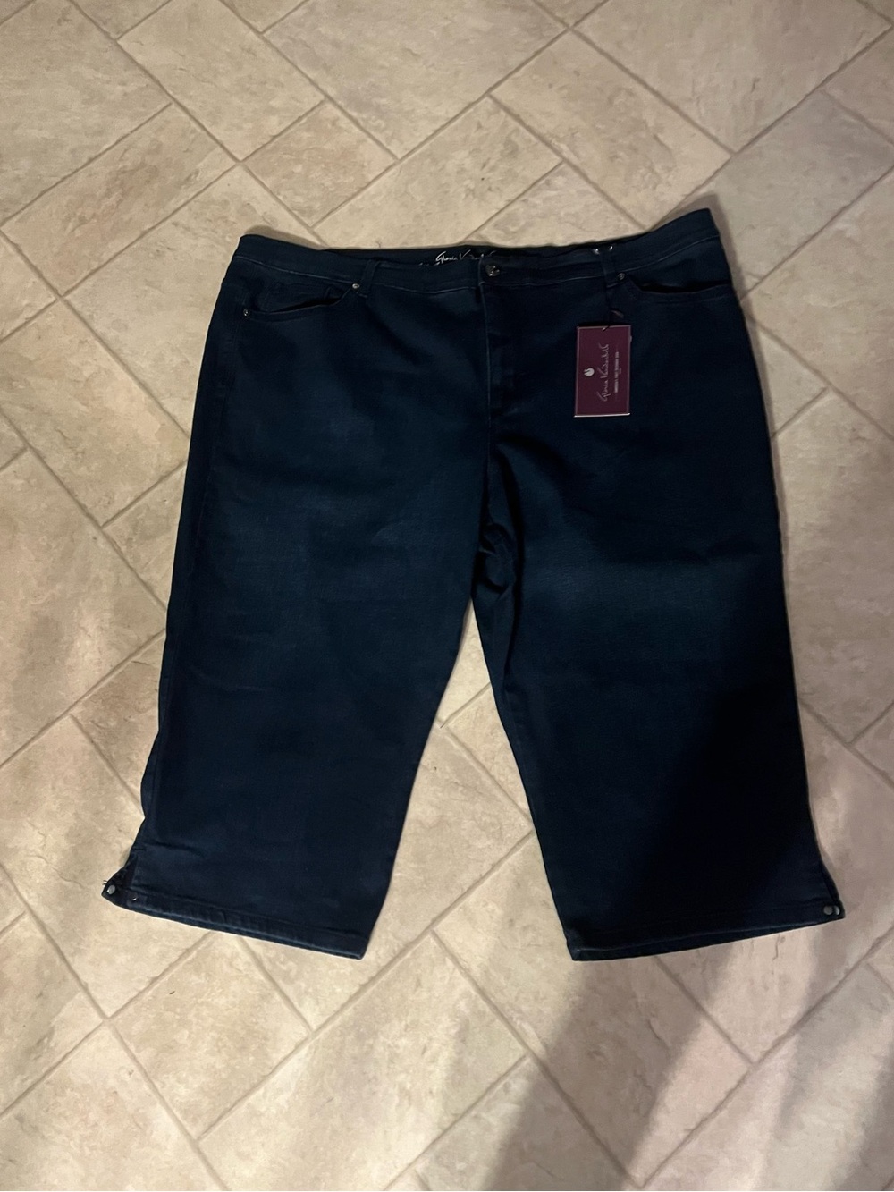 Gloria Vanderbilt Amanda blue denim capri pants. 22w. NWT